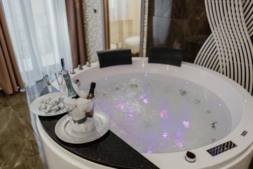 Vasca idromassaggio Suite Versace esclusiva con comfort premium presso Miryam House