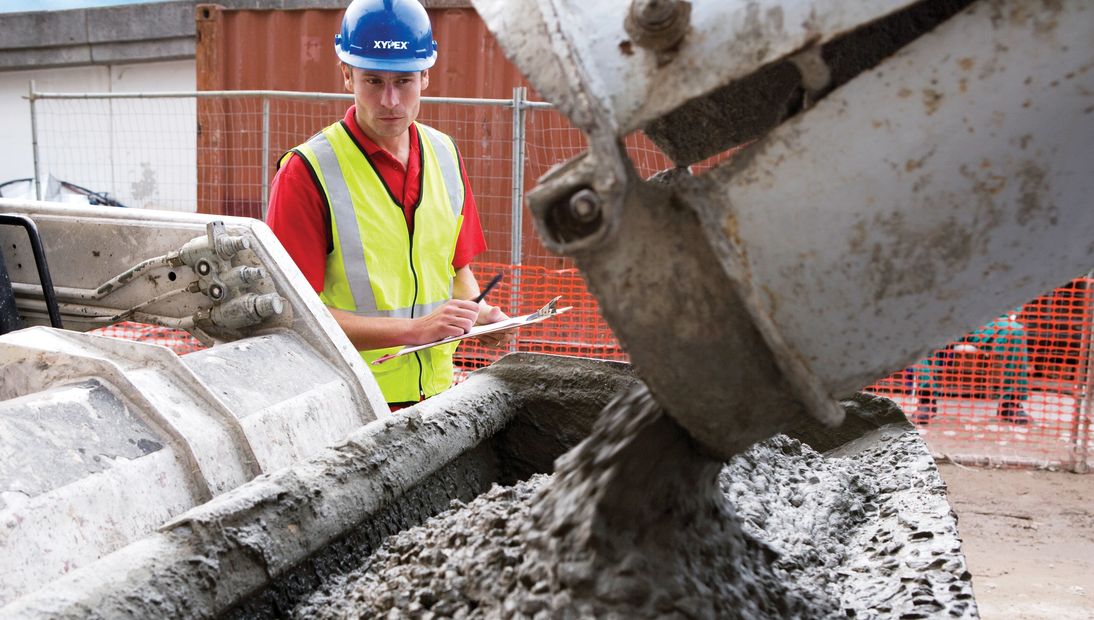 Смешивание Адмикс с бетоном