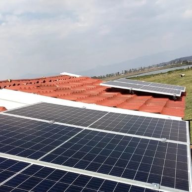 instalacion de paneles solares en el campo rural