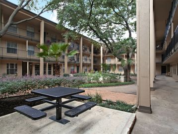 Farwest Austin Apartments, UT shuttle Apartments, Austin Apartments, Austin Texas Apartments