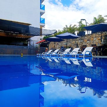 Sumérgete en diversión, nuestra piscina refresca tus días y la zona de juegos despierta sonrisas, cr