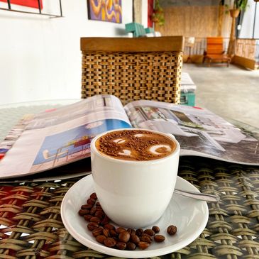 Bebidas que seducen, cócteles vibrantes, cafés intensos y mezclas únicas donde colores y sabores se