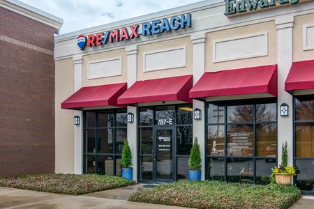 RE/MAX REACH exterior office photo.
