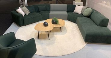Modulaire design zetel met een ronde hoek in een groene stof
