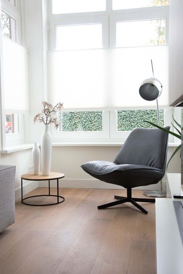 Smile fautuil van Cartel Living in een interieur met veel daglicht