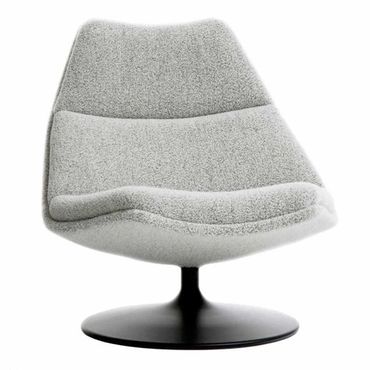 De F500 fauteuil van Artifort in een grijze stof en zwarte draaivoet, designklassiek, eyecatcher.