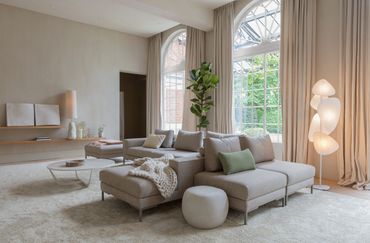 Moderne beige modulaire hoekbank met losse rugkussens