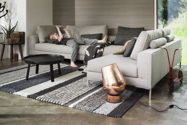 Grijze stoffen design hoekzetel met modulaire speelse rugkussens