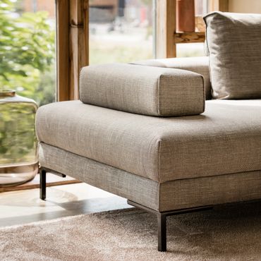 Moderene zetel met losse arm en strakke zwarte poten