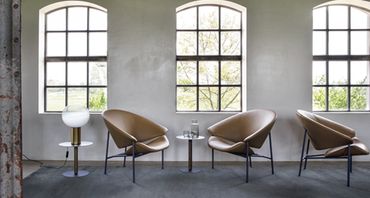 Comfortabele Glider fauteuils van Artifort met elegante, ronde vormen, in cognac leder