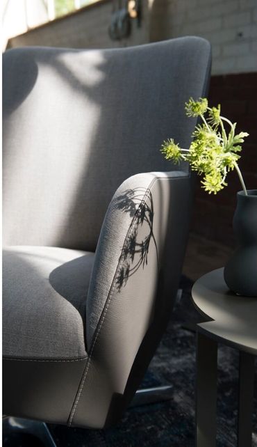 Close-up van de armleuningen van de Bolero fauteuil van Bert Plantagie
