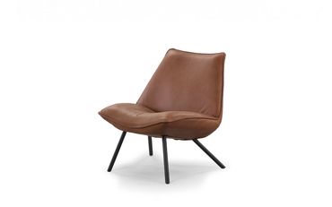 De Smile fauteuil van Cartel Living met pootjes in een bruin leder