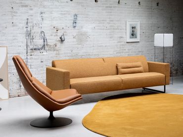 F500 designfauteuil en een mare bank van Artifort