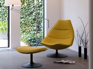 F500 fauteuil met draaivoet en een bijhorende hocker