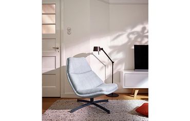 Artifort F500 fauteuil in een lichte blauwe stof, ontworpen door Geoffrey Harcourt.