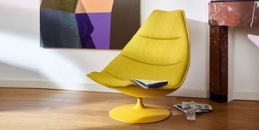Moderne Artifort F500 loungefauteuil  in een gele stof en gele draaivoet.