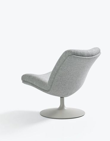 Tijdloze klasse – de Artifort F506 in zachtgrijze bekleding, een statement in elk interieur