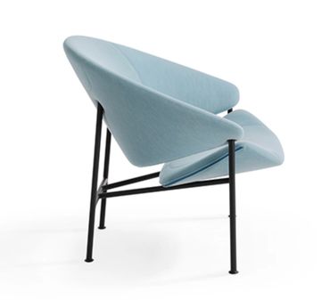 Zijaanzicht van de Glider fauteuil van Artifort in licht blauwe stof