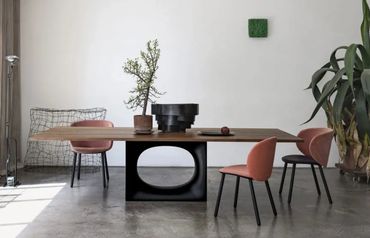 Design tafel Holo Pillar van Kristalia, perfect voor eigentijdse interieurs met karakter