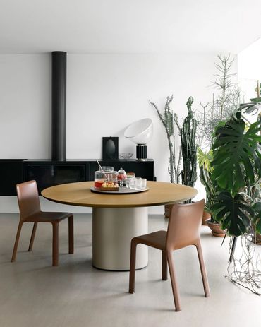 Design tafel Holo Pillar van Kristalia, perfect voor eigentijdse interieurs met Italiaans karakter