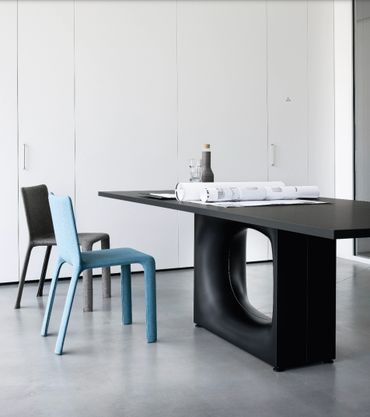 Zwarte designtafel van het Italiaanse merk Kristalia, Holo