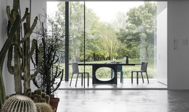 Design Eetkamertafel Holo van Kristalia, unieke poot, blad in verschillende materialen mogelijk