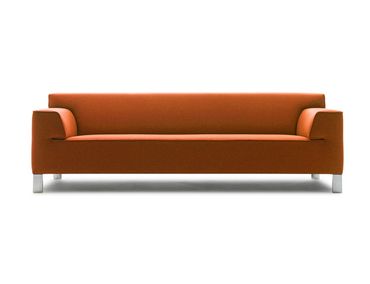 Strakke design bank in een oranje stof, Pode, Leolux
