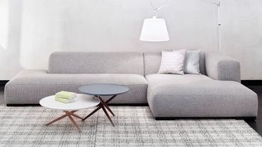 Design zetel in een grijze stof, element open einde en een chaise longue