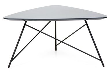 Driehoekig salontafel Justin met zwar metalen onderstel