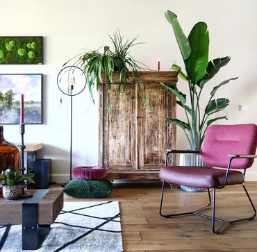 Kiko fauteuil van Bert Plantagie in roze paarse bekleding, op houten vloer