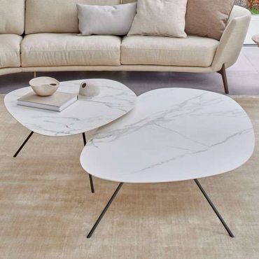 Design Liliom salontafels met kermische marmer blad en zwarte poten