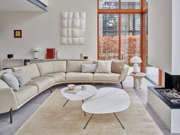 Foto van interieur van Rego zetel van Leolux en 2 Liliom salontafels met keramisch marmer blad