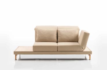 Een Moule 2-zits met 1 arm, de arm in verstelbaar tot voetensteun