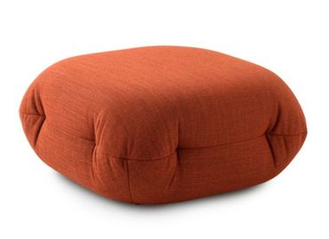 Design Unda poef van Pode in een roestkleurige stof