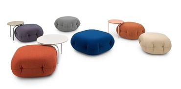 Unda poef in verschillende stoffen mogelijk, passen onder Ova salontafels