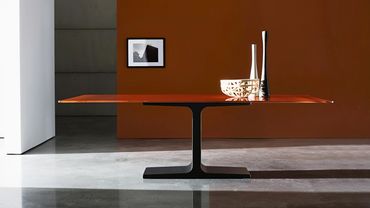 Sovet Italia Palace – moderne design tafel met glazen blad en geometrisch onderstel