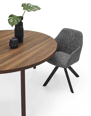 Close-up van het dunne tafelblad van de Arco Slim tafel, afgewerkt met een matte projectlak