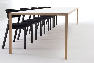 Een 'onmogelijk dun ogende' tafel die toch uitzonderlijk sterk is dankzij een slimme constructie.