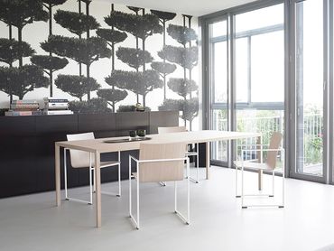 Designtafel Slim van Arco en Frame designstoelen