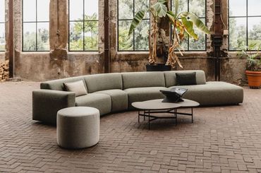 Modulaire elementen design bank met 45° hoek tot op de grond, zonder pootjes