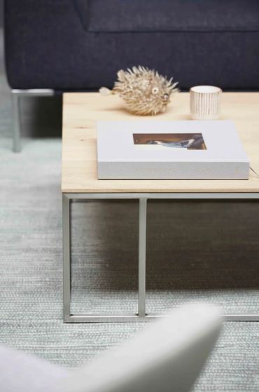 Detail van salontafel Wireless van Bert Plantagie, RVS onderstel en blad in eiken hout