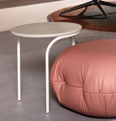 Ova bijzettafeltje met keramisch Retrostone blad en een Unda poef