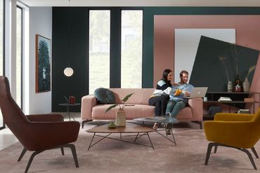 Woonkamer met Bert Plantagie Justin salontafeltjes en een bank en fauteuils