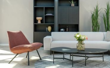 Guts salontafeltjes van Cartel Living voor een beige bank in een modern interieur.