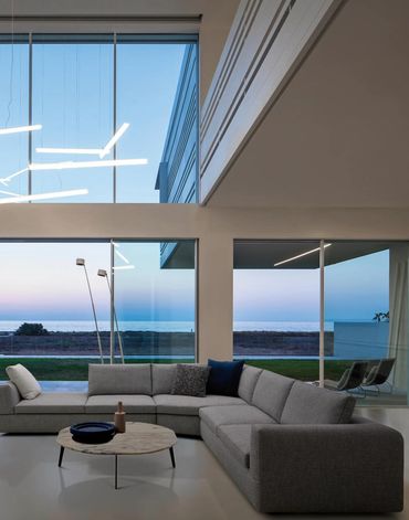 Moderne woning met Madison design salontafel van Papadatos