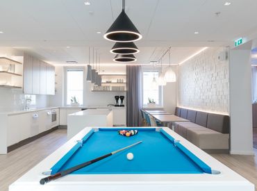 Strakke wit interieur met een Fusion Table met een blauw doek, topkwaliteit multifunctioneel meubel