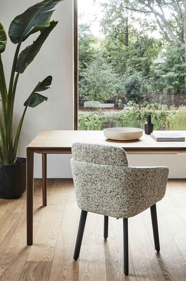 Arco Shift uitschuifbare tafel ontworpen door Jorre van Ast – minimalistisch design voor eigentijdse