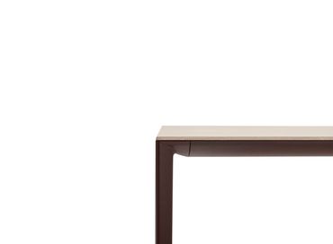 Detail van het aluminium frame en de taps toelopende poten van de Arco Shift uitschuifbare tafel