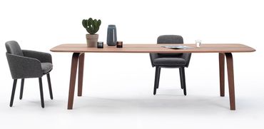 Essential tafel van Arco met massief houten blad in eiken of walnoot, ontworpen door Gudmundur Ludvi