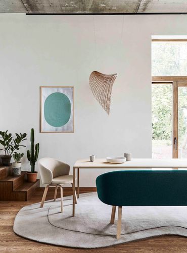 Moderne eetkamer met de Arco Slim tafel in eiken, gecombineerd met strakke designstoelen Close